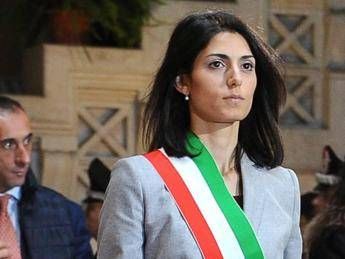 Proteste a Roma, Raggi fra i tassisti su consiglio di Grillo Proteste a Roma, Raggi fra i tassisti su consiglio di Grillo